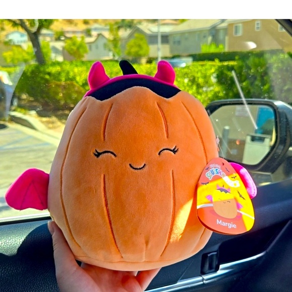 Squishmallows Other - Margie the cute Pumkin Bat w/pink wings Squishmallow